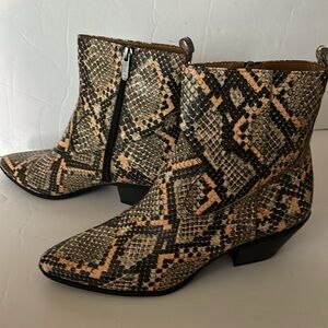 Snake skin ankle 👢 boots